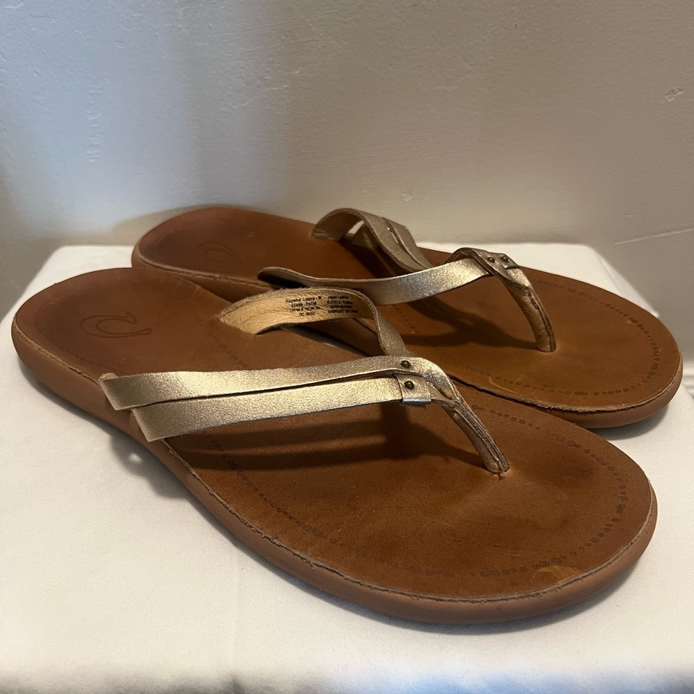 OluKai Metallic Gold Leather Thong Sandals